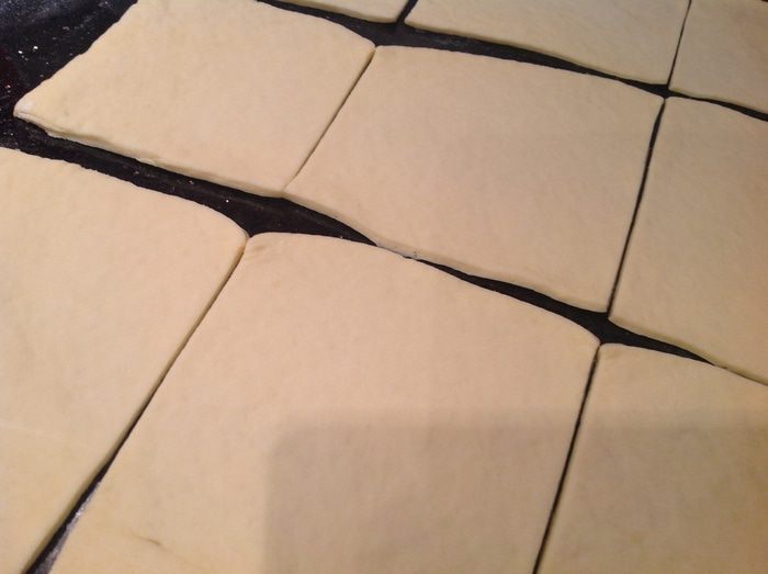 Слойки с щавелем, сыром и яйцом