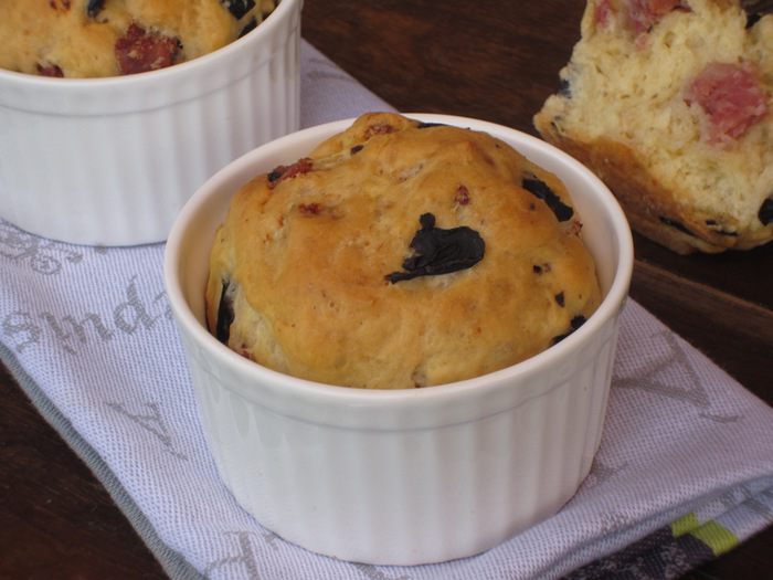 Мини-бриоши с салями и оливками