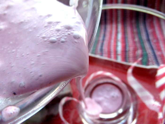 Прохладный коктейль из мороженого с черникой