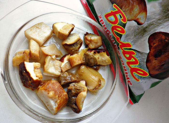 Щучьи котлеты под соусом из белых грибов