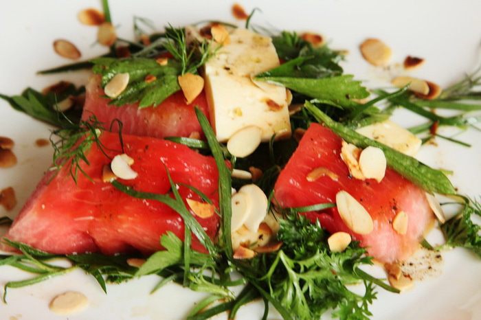 Летний салат с жареным арбузом и брынзой