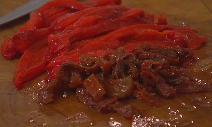 Теплый салат с курицей, макаронами и сладким перцем 