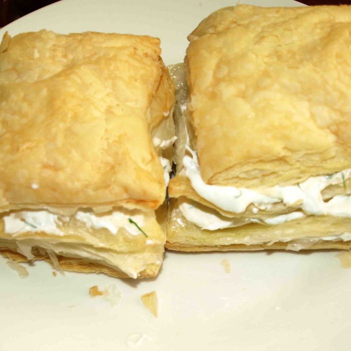 Милфей с брынзой, йогуртом и зеленью