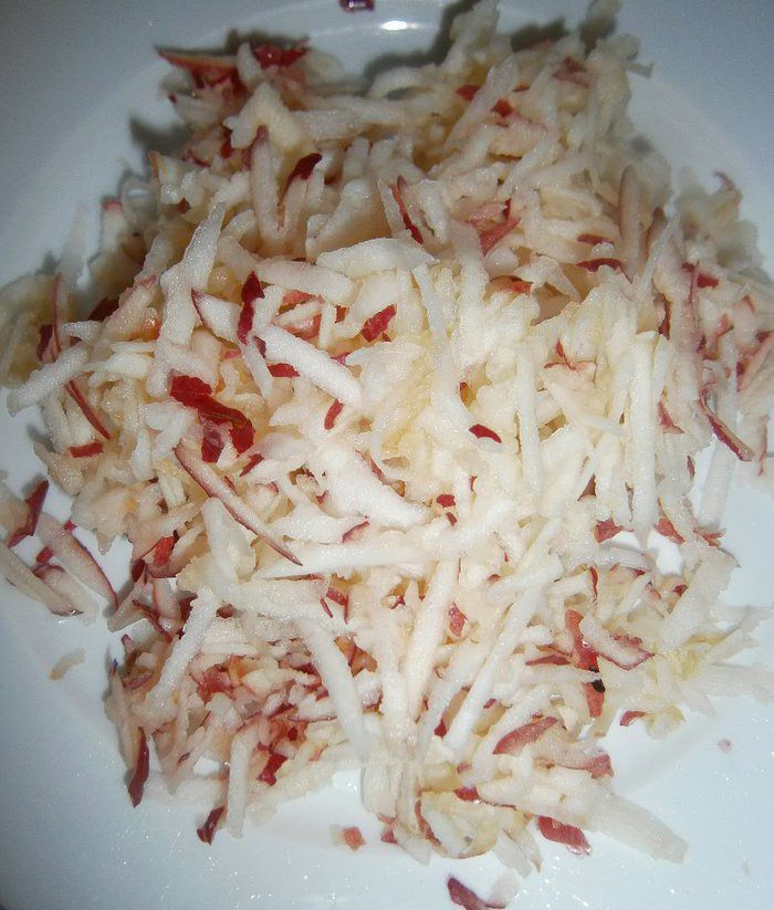 Салат из маринованной красной капусты с яблоком и гранатом