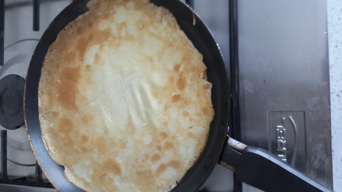 Блинный торт со шпинатом и сыром на завтрак