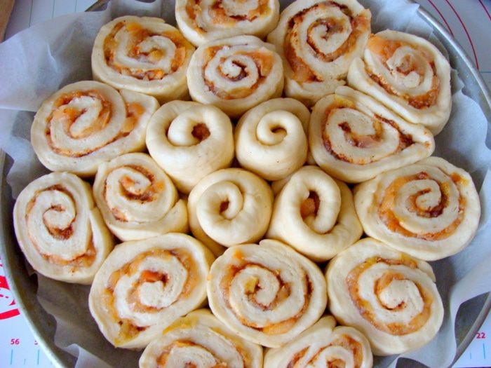 Медовый пирог с карамелизированными яблоками и корицей