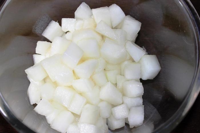 Салат с дыней, фетой, хрустящим беконом и фисташками