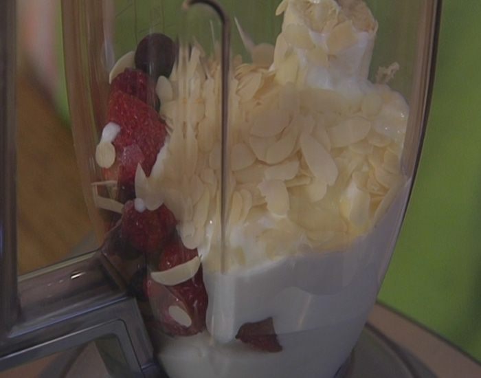 Милк-шейк с бананом и ягодами 