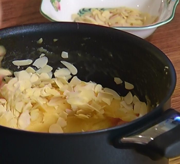 Пирожные &amp;quot;Шу&amp;quot; с миндальными хлопьями