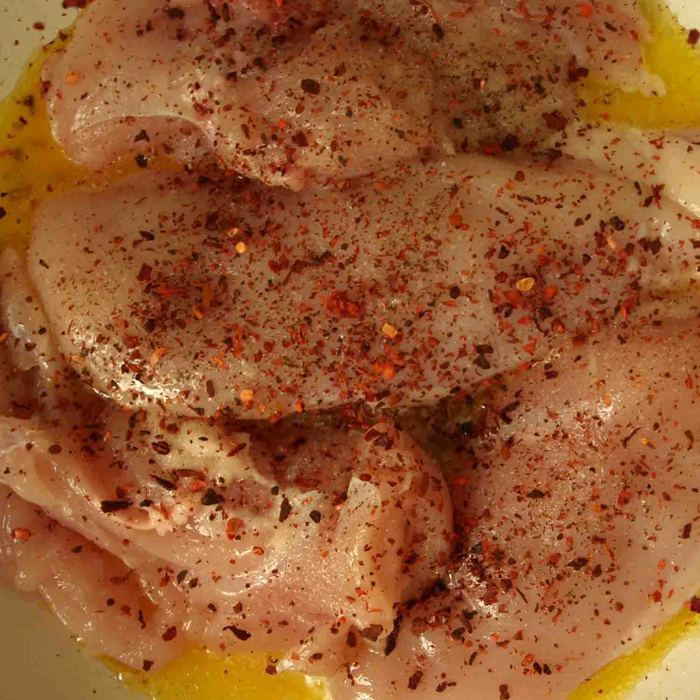 Теплый салат из пипе ригате с курицей и шпинатом