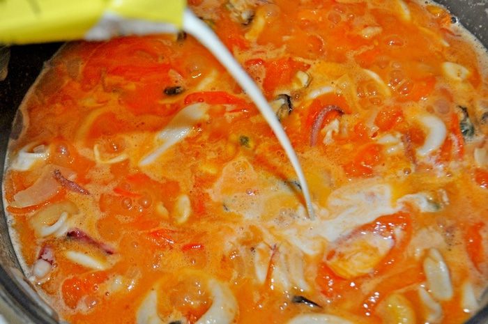 Сливочный суп с морепродуктами, томатами и пармезановыми гренками