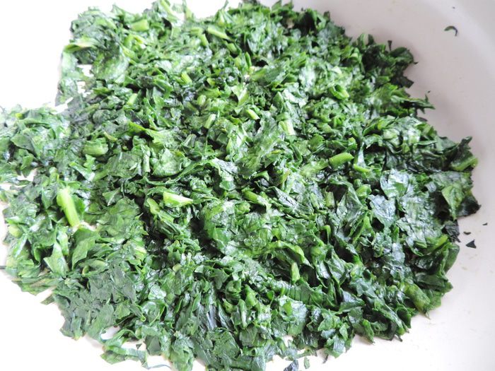 Куриные рулетики со шпинатом под сметанно-томатным соусом