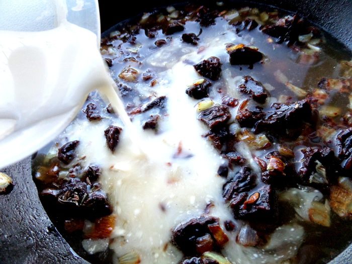 Сливочный соус с черносливом