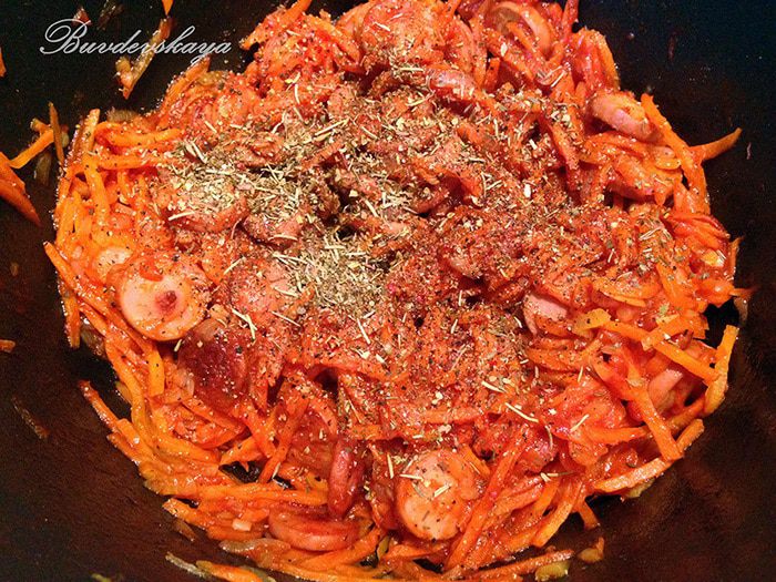 Капустная солянка с сосисками