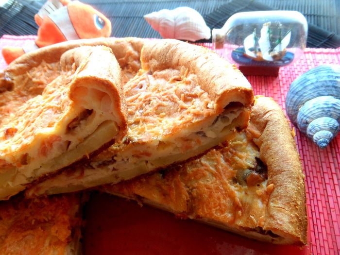 Золотистый заливной пирог с рыбой