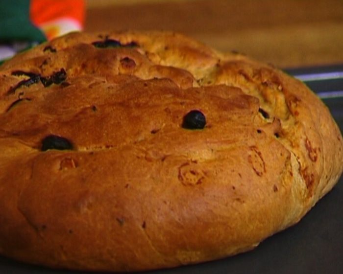 Домашний хлеб с корицей и изюмом