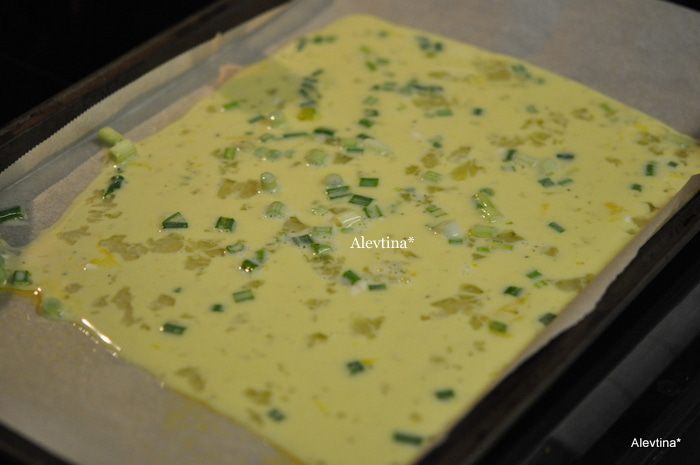 Омлетный рулет с зеленым луком