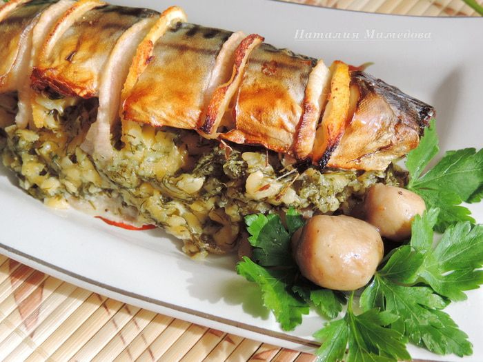 Скумбрия, запеченная с лимоном и сырной начинкой