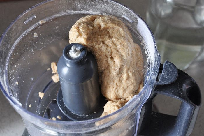 Цельнозерновая галета с фетой и помидорами