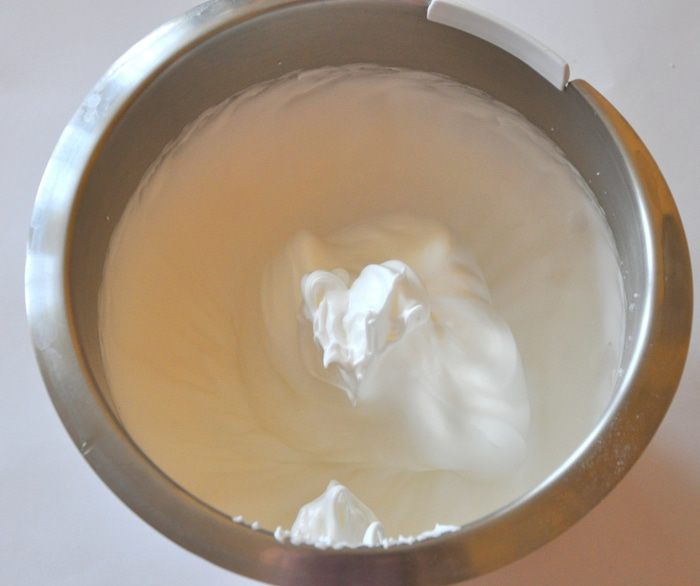 Миндальный торт с шоколадным муссом, безе и карамелью