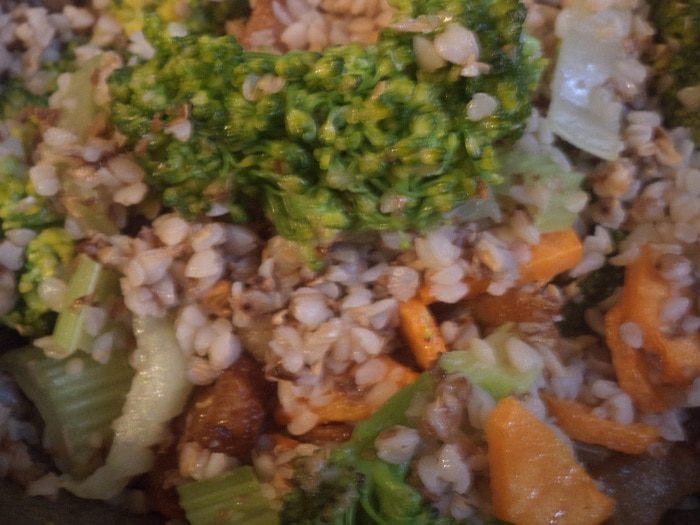 Гречневая каша с брокколи, морковью и сельдереем