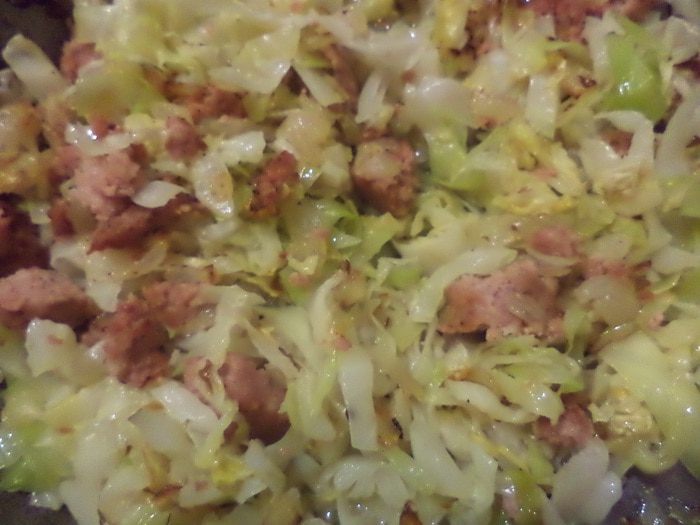 Пирог из слоеного теста с капустной начинкой