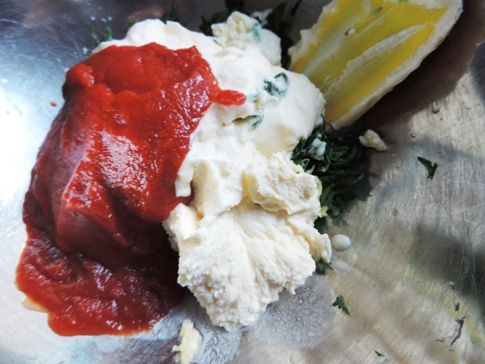 Куриные рулетики со шпинатом под сметанно-томатным соусом