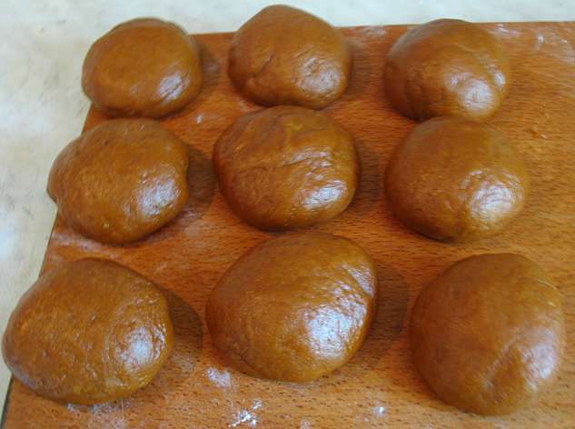 Карамельный медовик с клубникой