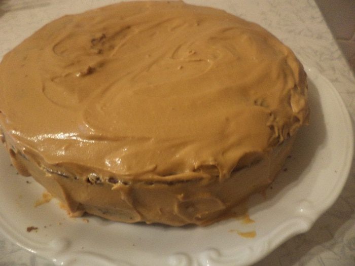 Медовый торт с черносливом и грецкими орехами