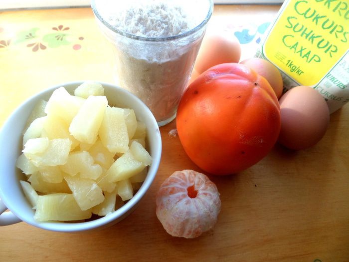 Шарлотка с ананасом и хурмой