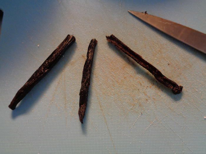 Шарлотка с ревенем, вяленой вишней и пряностями