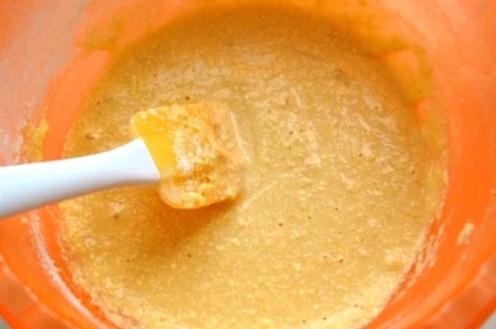 Шарлотка на манке с карамельным черносливом 