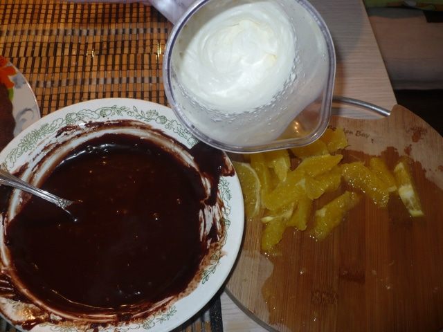 Шоколадный торт со взбитыми сливками