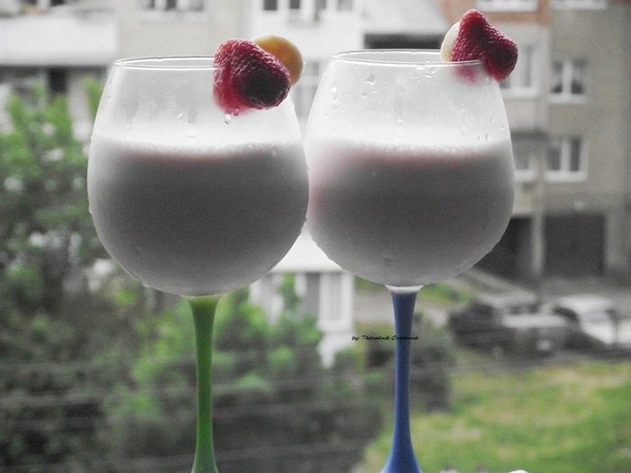 Бананово-клубничный молочный коктейль