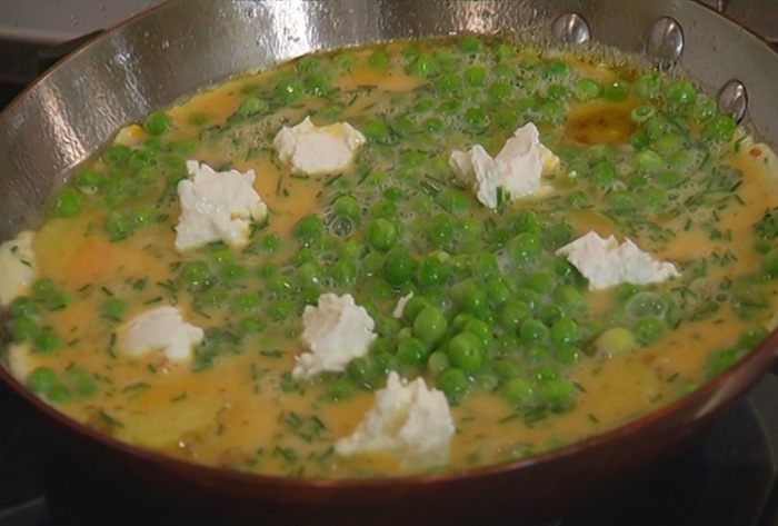 Омлет с зеленым горошком, картофелем и сыром 