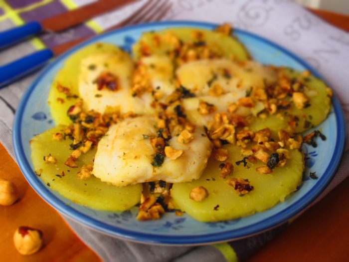 Хек с картофелем и фундуком