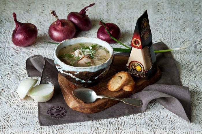 Луковый суп с курицей и сыром Джюгас