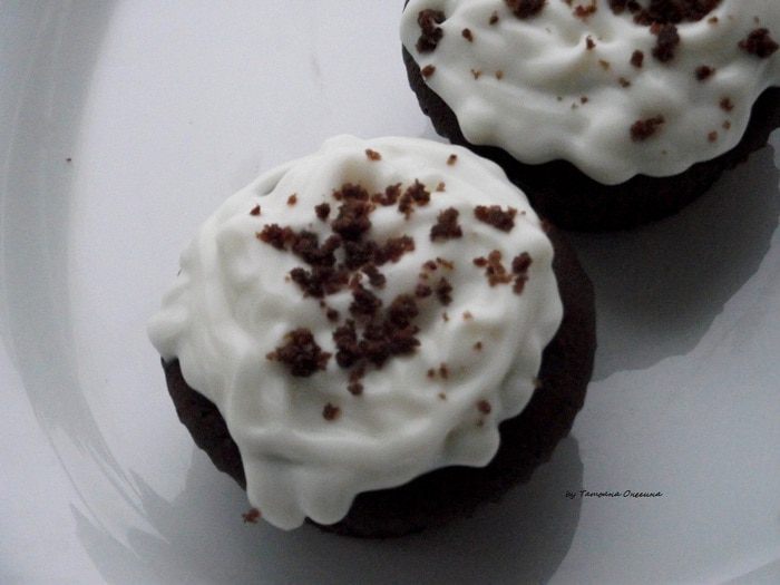 Шоколадные капкейки с кремом из сливочного сыра