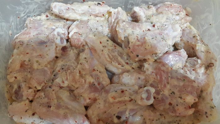 Куриные крылышки, запеченные в глиняных тарелках