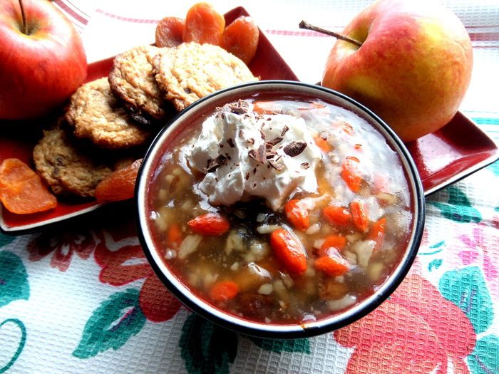 Сладкий суп с рисом, фруктами и ягодами