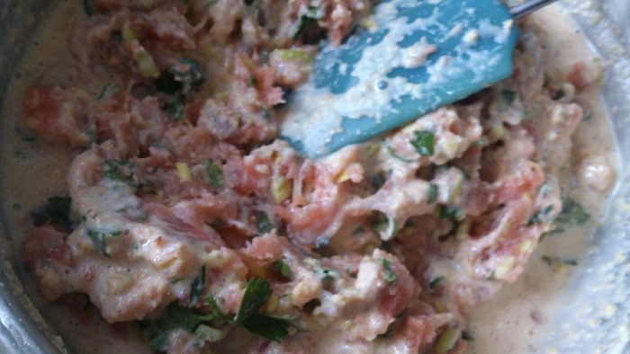 Котлетки из лосося с томатным соусом