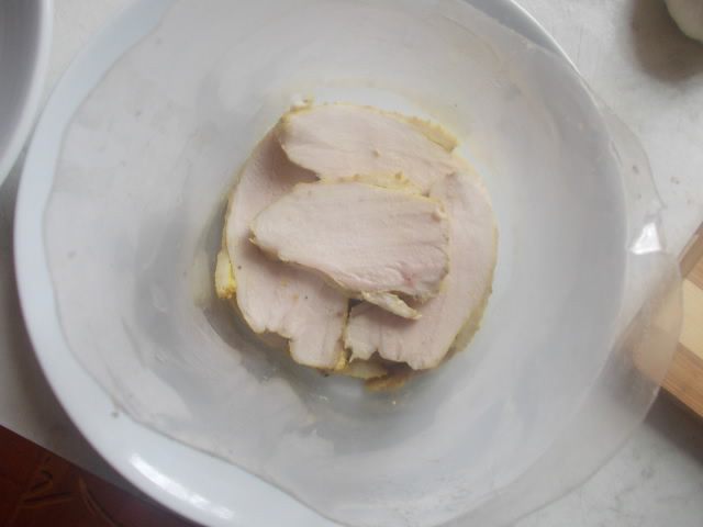 Слоеный салат с курицей и чипсами в пикантной заправке