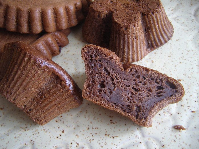 Шоколадное пирожное &amp;quot;Экспромт&amp;quot; со сливочным кремом и сливой