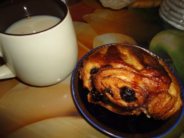 Булочки-ссобойки с вишней и апельсиновым сиропом