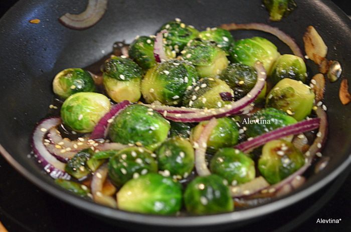 Брюссельская капуста с кунжутным семенем