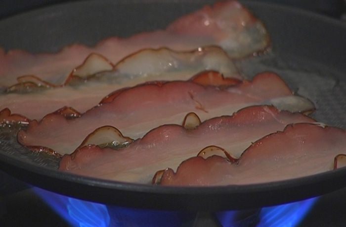 Сырные оладьи с беконом и помидорами 