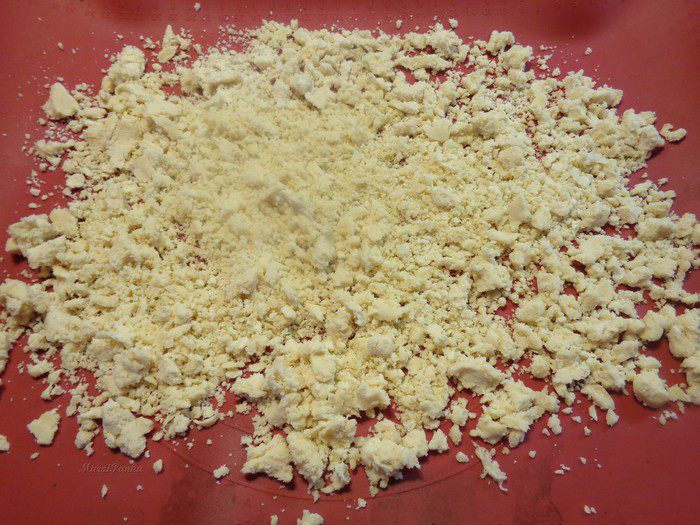 Лососевый крамбль под сметанно-укропным соусом