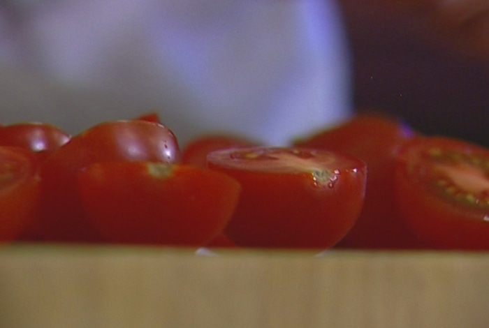 Бараньи ребрышки с баклажанным пюре и помидорами