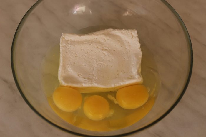 Закусочный творожный кекс с кабачком и укропом