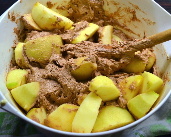 Шоколадный пирог с яблоками